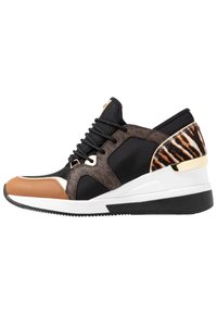 Baskets noires et beiges présentant un mélange de textures synthétiques lisses et de motifs animaliers, accents dorés, et une semelle épaisse blanche et noire.