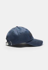 Cappellino in cotone blu navy con visiera curvata, dettagli ricamati, cinturino metallico regolabile sul retro e sei fori di ventilazione.