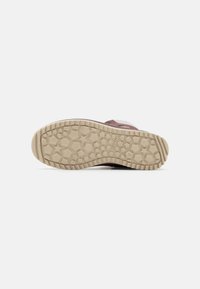 Suola della scarpa in gomma beige texturizzata con un motivo a nido d'ape e accentuazioni a stella, che offre trazione e grip. Etichetta di taglia 36.