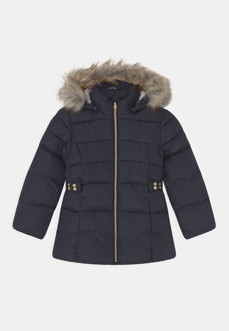 Veste matelassée bleu marine avec une capuche en fausse fourrure, une fermeture éclair dorée et des accents à boutons pression. Design matelassé avec des manches longues et des poches latérales.