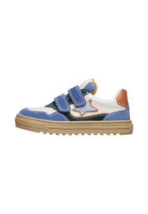 Baskets pour enfants avec des panneaux bleus, verts, blancs et marron, deux bandes velcro bleues, et un patch en forme d'étoile sur le côté.