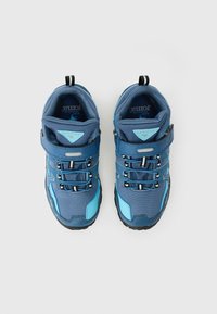 Blaue Wanderschuhe mit dunkelblauen und hellblauen Akzenten, Mesh-Material, Gummisohlen, verstellbaren Riemen und kontrastierenden Schnürsenkeln.