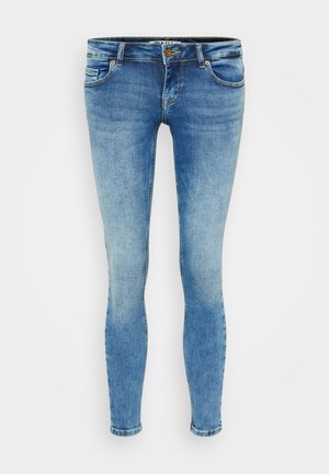 Jeans ajustados en denim azul claro con un diseño clásico de cinco bolsillos, cierre de botón y detalles desgastados en los muslos y las rodillas.