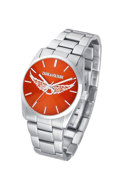 Strieborné kovové náramkové hodinky s oranžovým ciferníkom, bielym dizajnom krídel a textom "ZADIG & VOLTAIRE", s jednoduchými hodinovými značkami a tromi ručičkami.