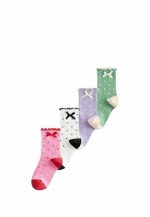 Štyri farebné detské ponožky s bodkami a mašličkami v ružovej, bielej, fialovej a zelenej farbe, usporiadané diagonálne na bielom pozadí.
