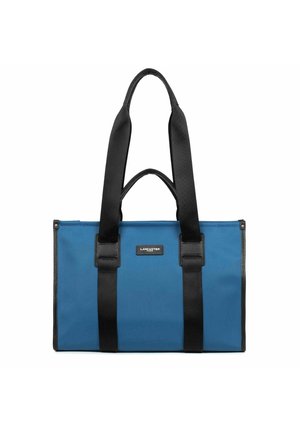 Sac cabas bleu en matériau durable avec des poignées et des accents noirs. Comprend une plaque logo et une forme rectangulaire avec fermeture éclair.