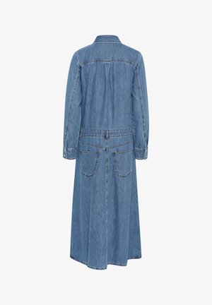 Sukienka dżinsowa z zapięciem na guziki z przodu, długimi rękawami i wcięciem w talii. Niebieski materiał, do kolan, z tylnymi kieszeniami i widocznym szwem.