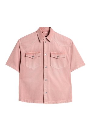 Różowa koszula z dżinsu z krótkim rękawem, zapinana z przodu na guziki, z dwiema kieszeniami na piersi na klapę z metalowymi zatrzaskami.