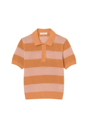 Polo manches courtes en maille avec de larges rayures horizontales orange et rose clair, trois boutons et un col.