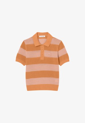 Polo manches courtes en maille avec de larges rayures horizontales orange et rose clair, trois boutons et un col.