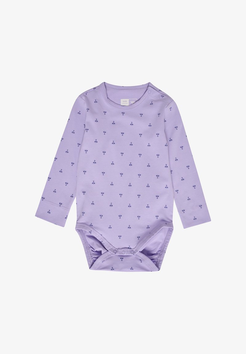 Lawendowy bodysuit z długim rękawem, wykonany z miękkiego materiału, z powtarzającym się drobnym wzorem kwiatowym, okrągłym dekoltem i zapięciem na zatrzaski na dole.