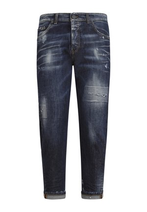 Mørkeblå denimjeans med slidte detaljer, falmede pletter og opkrogede manchetter. Har fem lommer og knaplukning.