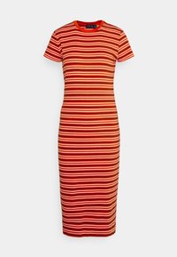 Pruhované midi šaty s krátkými rukávy, kulatým výstřihem a střídajícími se červenými, oranžovými a krémovými pruhy na měkké, elastické látce.