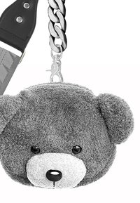 Bolso en forma de oso de peluche gris, hecho de tela suave, con ojos negros, una nariz blanca y una correa de cadena plateada con un gancho de langosta.