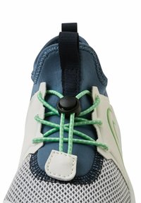 Baskets à lacets avec une tige en mesh blanche, accentuées d'une languette bleu foncé et de lacets verts. Comprend un système de verrouillage pour un réglage facile.