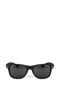 Černé sluneční brýle s tmavými skly, silným plastovým rámem a decentním logem na boku. Tvar je obdélníkový a moderní.