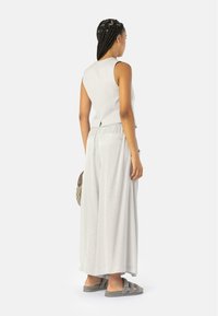 Elias Rumelis HERMA - Tygbyxor - beton