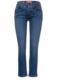 Jean en denim bleu foncé, avec une coupe droite, un design à cinq poches, une fermeture éclair à double bouton et des détails de coutures subtiles.