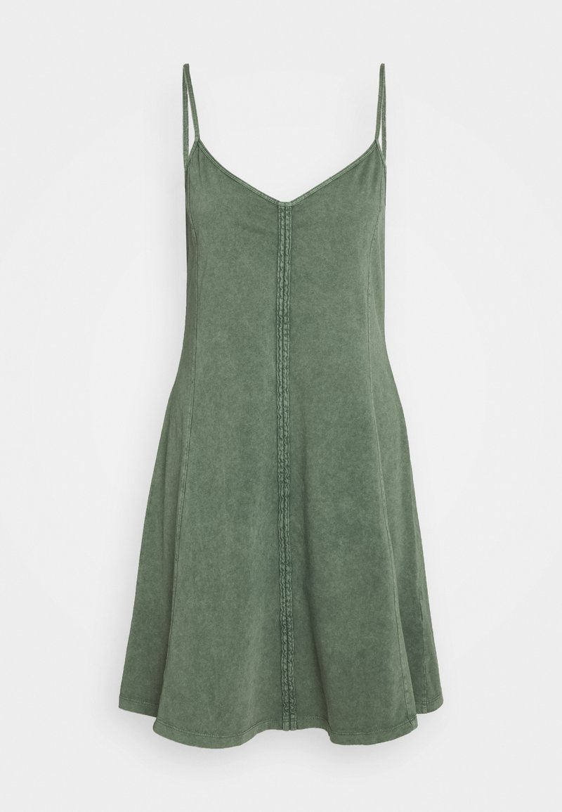 Robe verte sans manches avec fines bretelles et couture décorative verticale au centre devant.