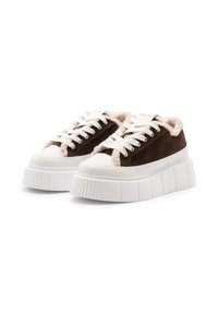 Sneakers in camoscio marrone con plataforma e suole in gomma bianca, caratterizzate da un design testurizzato, punta tonda e rivestimento in pelliccia sintetica color crema attorno al collo.