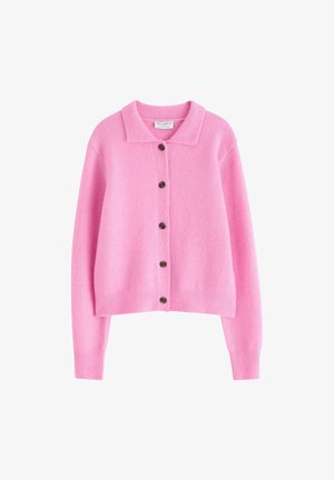 Lyserød cardigan lavet af blødt strikket materiale, med krave, lange ærmer og brune knapper foran.