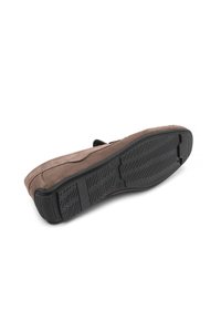 Suela de zapato de ante marrón con una suela de goma negra texturizada, que presenta un patrón de taco en ángulo y una ligera curvatura a lo largo de los laterales.