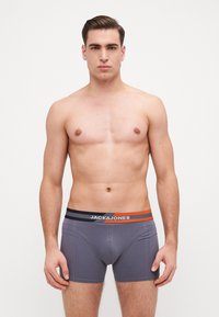 Boxer-briefs pour hommes en coton gris avec une ceinture élastique noire, grise et orange portant le logo "JACK & JONES" dans des couleurs contrastées.