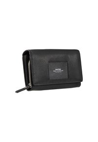 Cartera de cuero negra con una superficie texturizada, cierre con cremallera y un parche rectangular con el logo en la parte frontal. Forma compacta y rectangular.