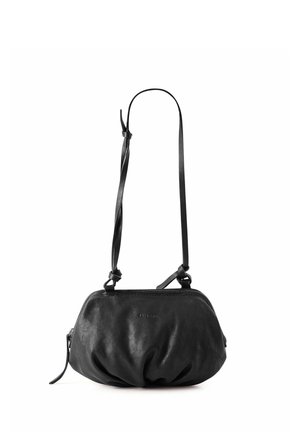 Borsa a mano in pelle nera con una forma morbida e arrotondata. Presenta una chiusura con zip e una tracolla in satin regolabile. Texture liscia con dettagli arricciati.