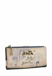 Cartera de imitación de cuero rosa con acentos dorados, cierre de cremallera e ilustraciones de una chica y texto. Presenta un fondo texturizado gris.
