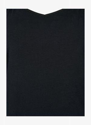 Lähedalt mustast kangast riideese, millel on peen V-kujuline kaelus ja peen kootud tekstuur.