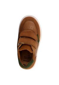 Baskets en cuir tan avec deux bandes Velcro, accents en tissu vert, bout perforé et semelle en caoutchouc blanc, présentant une finition texturée.