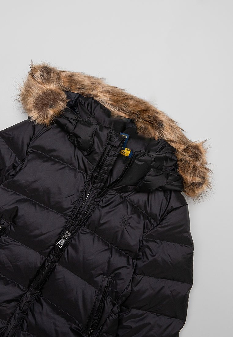 Czarna kurtka puchowa z ukośnym przeszyciem, zapięciem na zamek i sztucznym futerkiem na kapturze. Gładka tekstura i ocieplona dla zapewnienia ciepła.