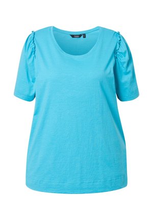 Hellblaues Damenhemd mit kurzen Ärmeln, rundem Ausschnitt und gerafften Details an den Schultern, flach auf weißem Hintergrund liegend.