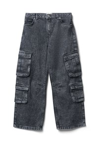 Pantaloni cargo in denim grigio scuro; presentano numerose tasche cargo, chiusura con bottone, vestibilità ampia e una leggera sfumatura per aggiungere texture.