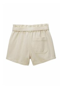Shorts en coton beige avec une taille froncée, une poche arrière et une coupe droite et décontractée. Texture lisse, détails de couture minimalistes.