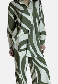 Elara SET - Pantaloni - grün