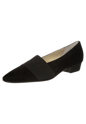 Schwarzer Wildleder-Damenschuh mit niedrigem Absatz, spitz zulaufender Schuhspitze und breitem elastischem Riemen über dem Spann für einen sicheren Halt.