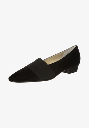 Chaussure basse pour femmes en daim noir avec bout pointu et large bande élastique sur le dessus pour un ajustement sécurisé.