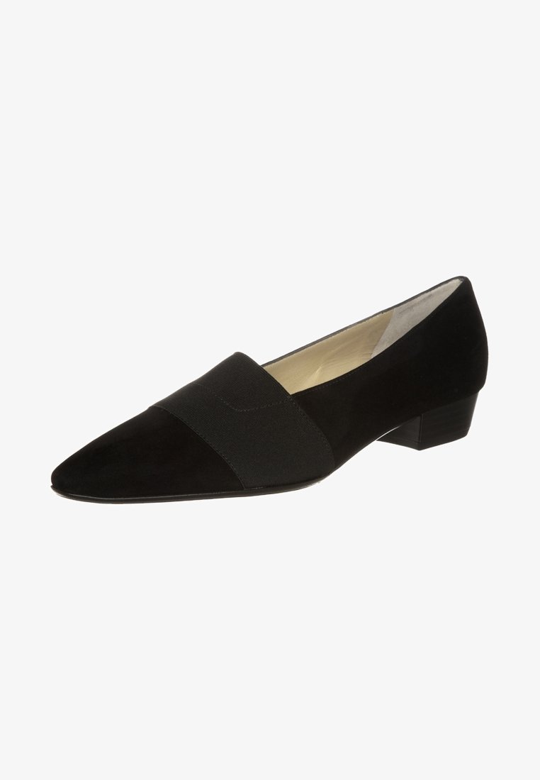 Chaussure basse pour femmes en daim noir avec bout pointu et large bande élastique sur le dessus pour un ajustement sécurisé.