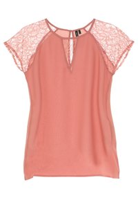 Brzoskwiniowa bluzka z koronkowymi rękawami, półprzezroczysty materiał, dekolt w kształcie łezki i luźny krój. Gładka tekstura z kwiatowymi akcentami z koronki.