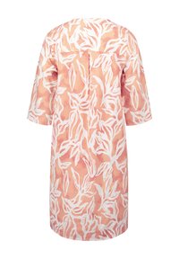 Rosa und weiße bedruckte Kleid mit Dreiviertelärmeln, das ein florales Muster aufweist, einen Rundhalsausschnitt hat und mit einem Rückenschlitzdetail versehen ist.