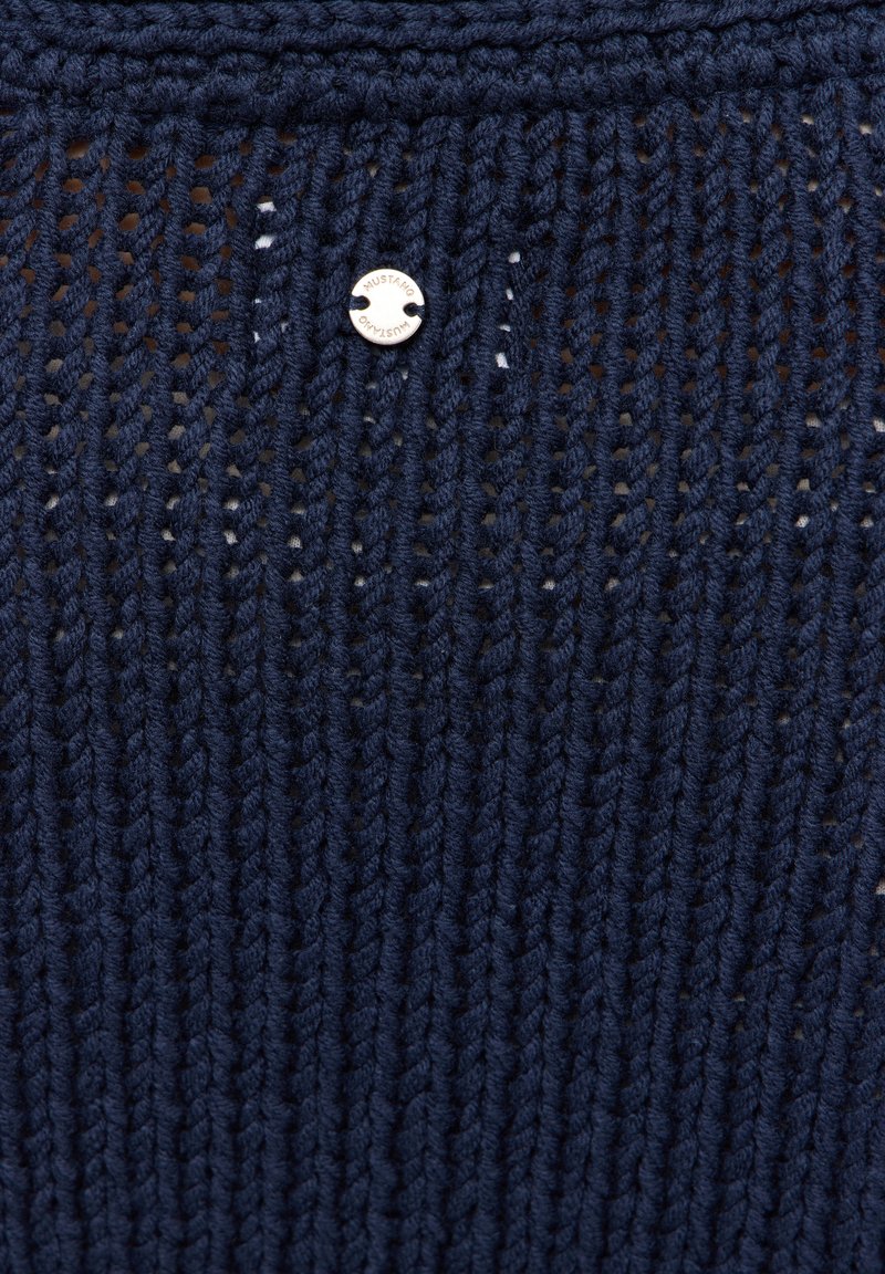 Marineblauer Strickstoff mit einem strukturierten, offenen Muster und einem kleinen, runden silbernen Hardware-Detail mit der Aufschrift "Mustang".