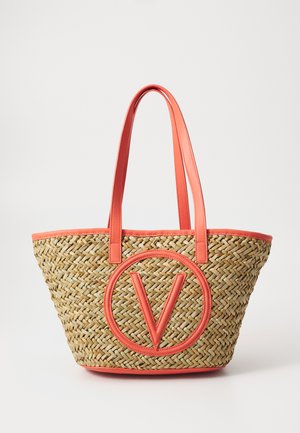 Borsa tote intrecciata in paglia con dettagli e manici in ecopelle corallo. Presenta un'emblema a rilievo a forma di "V" corallo nella parte anteriore.