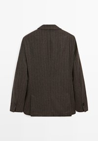 Brauner gestreifter Blazer mit klassischem Revers, strukturierten Schultern und einem Schlitzt hinten. Zwei-Knopf-Manschetten.