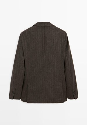 Brun randig kavaj med klassisk slag, har strukturerade axlar och en slits bak. Två-knappsmuddar.