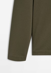 Manche longue en tissu vert olive à texture unie avec ourlet cousu, présenté sur fond blanc.