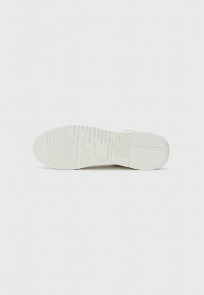 Semelle de sneaker blanche avec un design texturé. Dispose d'un motif de semelle pour l'adhérence et d'un caoutchouc structuré pour la durabilité.
