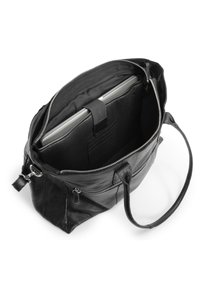 Borsa per laptop in pelle nera con chiusura a zip, scomparto interno e tracolla. Presenta una sezione imbottita per la protezione del laptop.