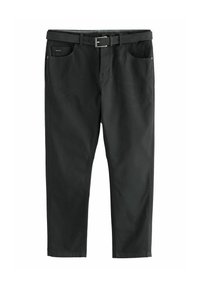 Pantaloni negri din bumbac cu o textură netedă. Prezintă o curea cu o cataramă argintie, buzunare laterale și un design ușor conic al piciorului.